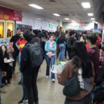 De pie, por favor ¡y un aplauso para todes!